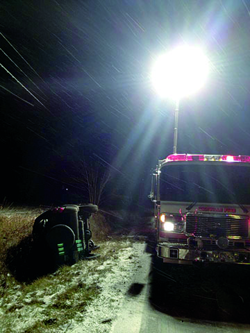 The Will-Burt Night Scan® Powerlite is a roof-mounted, fold-down light tower which requires no interior vehicle space. It is typically used on heavy-rescue vehicles, mobile command centers, airport ARFF vehicles or large wreckers. Opposable light fixtures provide equal lighting forward and backward at the same time – 360˚ of light. Delivering up to 9000 watts of AC illumination, the