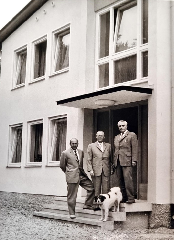 Gerhard, Robert, Herbert 1961 vor dem Neubau in Waischenfeld